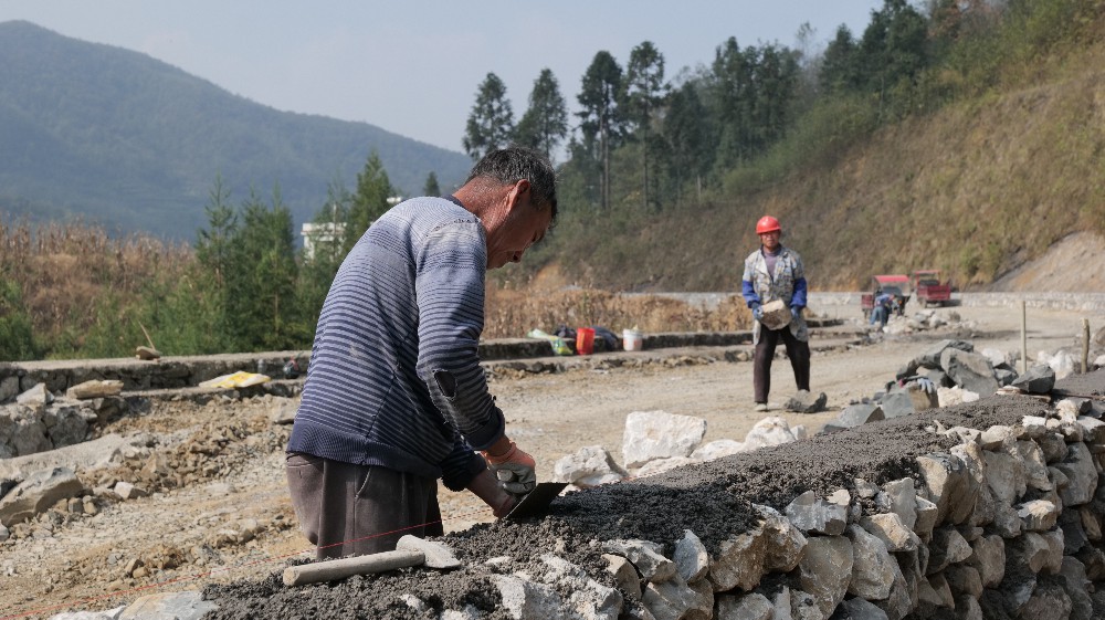 海坝村道路修建工程正在施工 (3).jpg